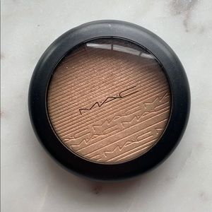 MAC Show Gold Highlighter